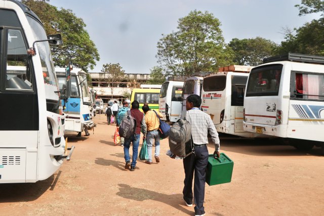 चाईबासा नगर परिषद चुनाव 2026: मतदान केंद्रों के लिए कर्मी रवाना