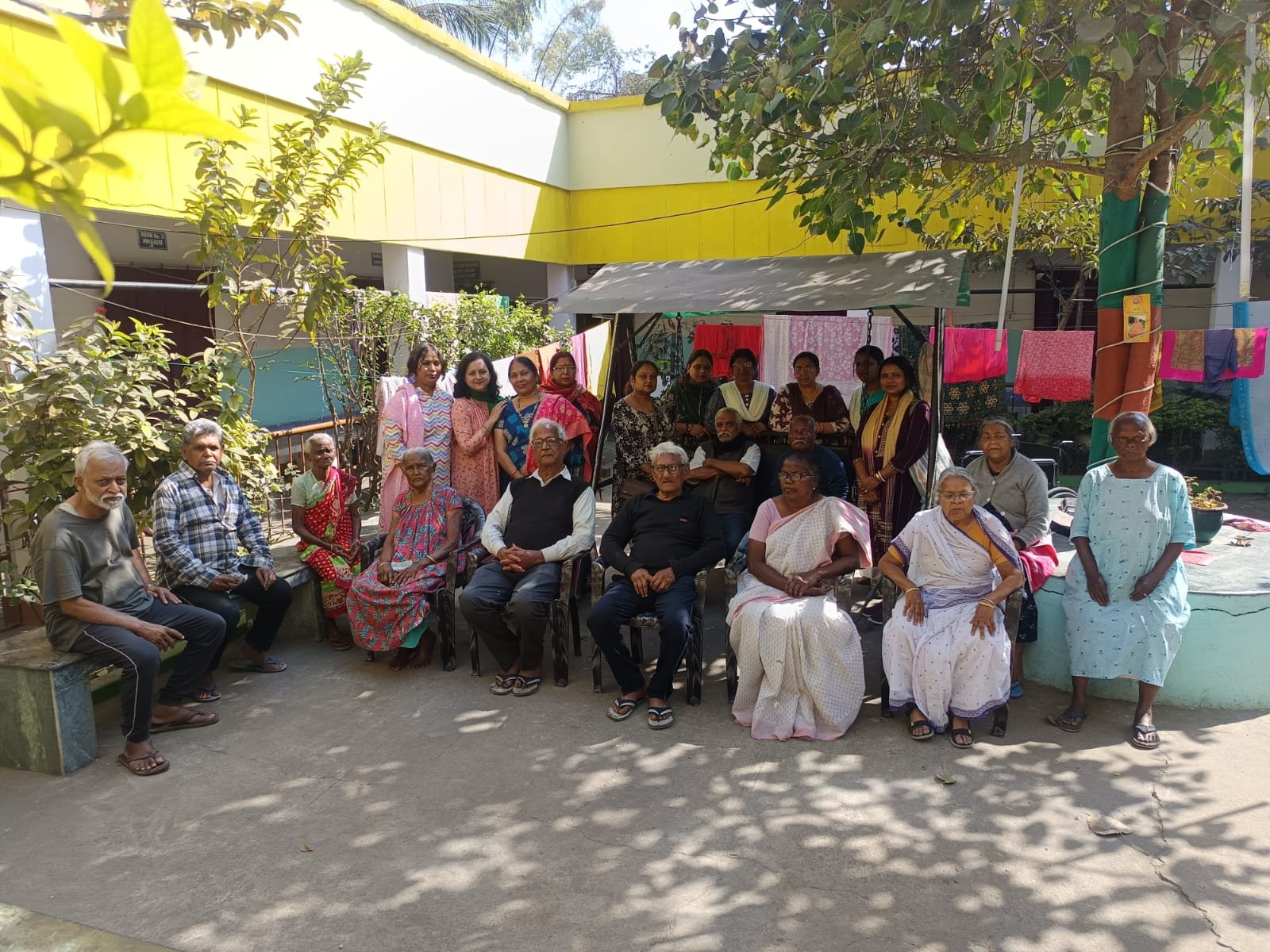 जमशेदपुर के साकची स्थित आशीर्वाद वृद्धाश्रम में सैन्य मातृशक्ति द्वारा सेवा कार्यक्रम