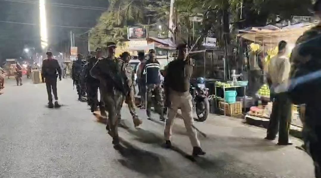 चाईबासा में फ्लैग मार्च