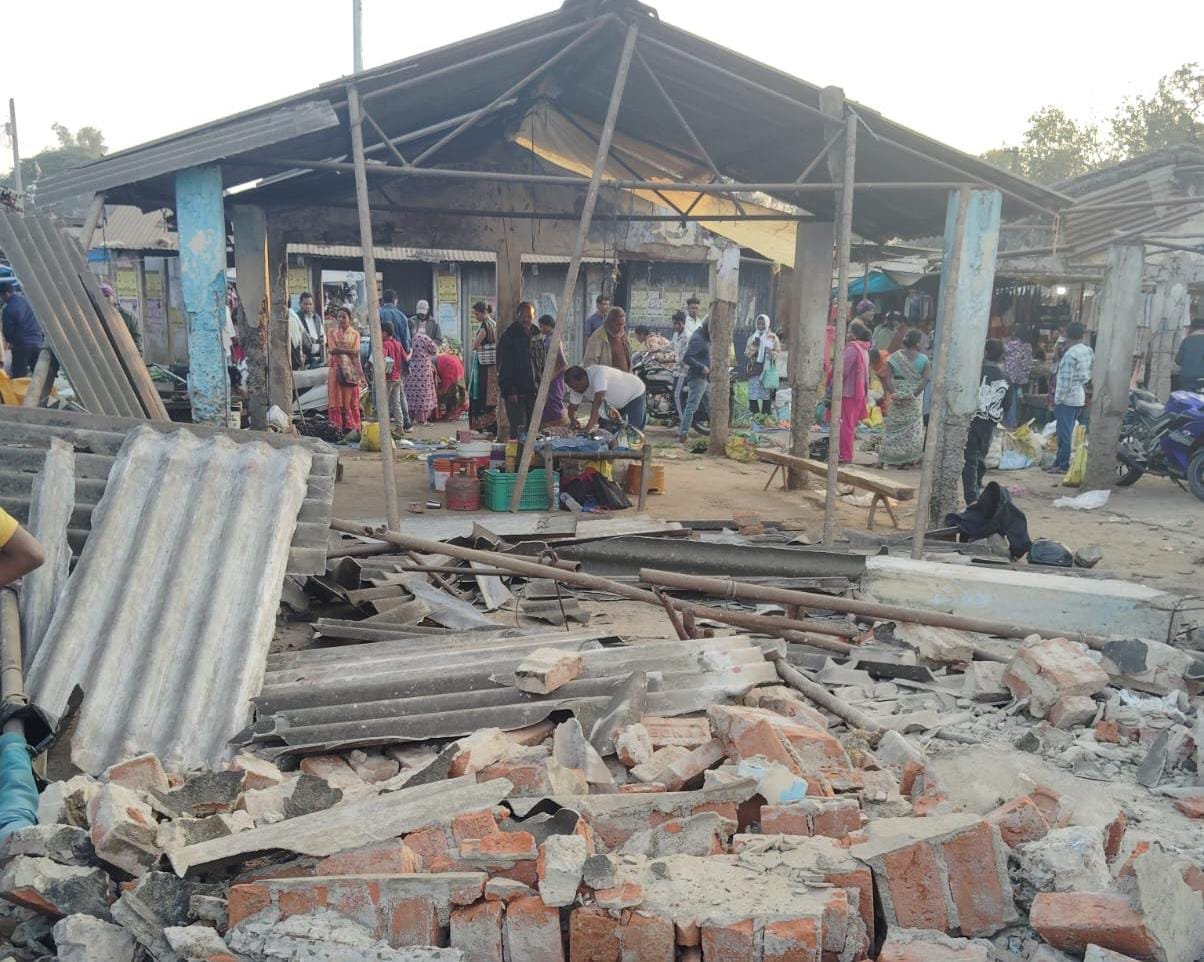 चाईबासा मंगलहाट छज्जा गिरा