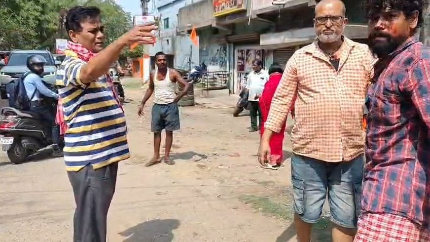 आदित्यपुर में शराबी का आतंक