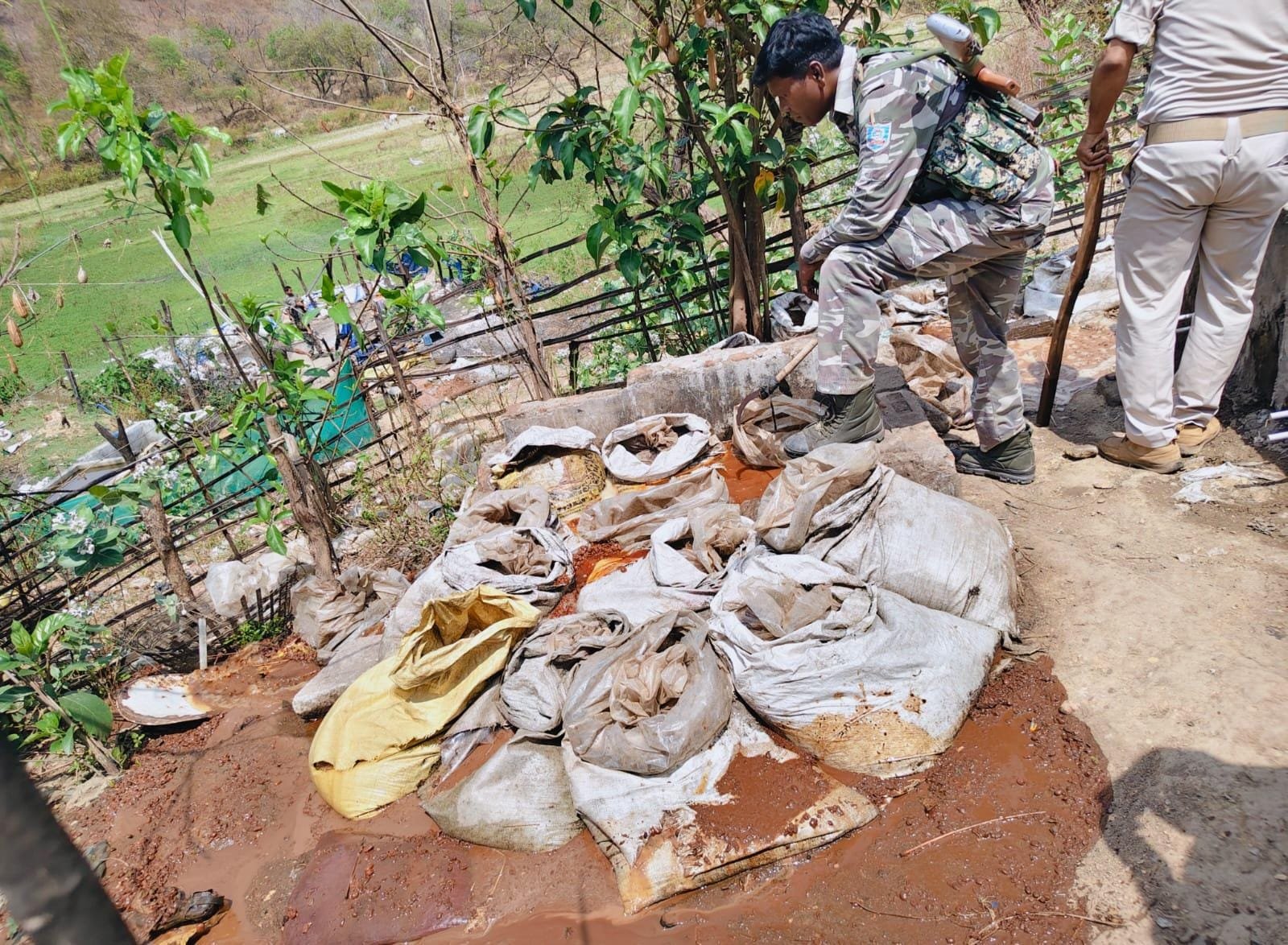 चाईबासा अवैध महुआ शराब भट्टी