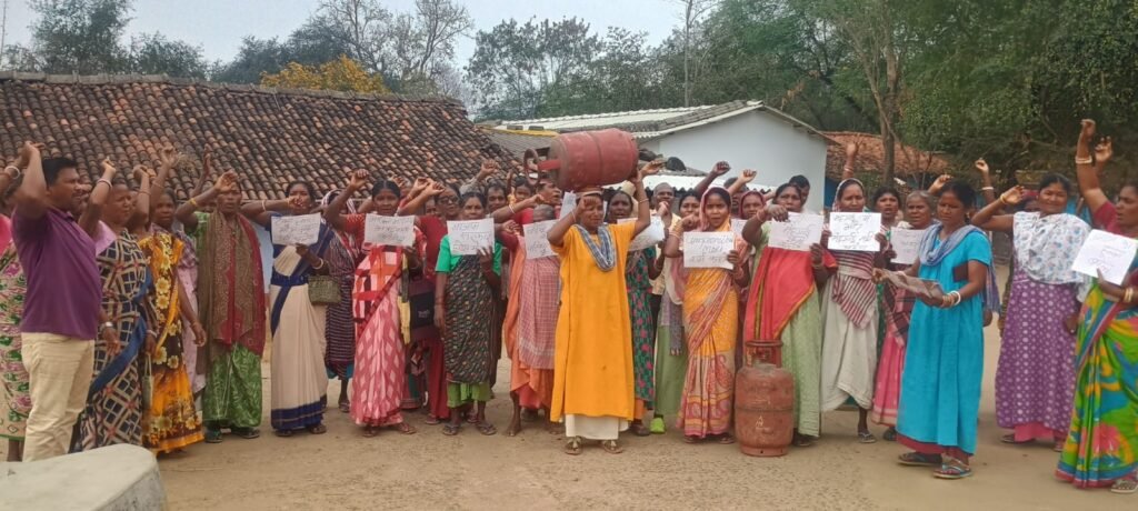 गैस सिलेंडर लेकर ग्रामीण महिलाओं का प्रदर्शन