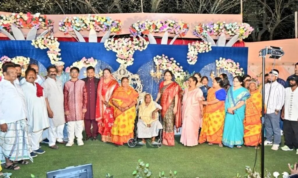 मुख्यमंत्री हेमंत सोरेन सपरिवार