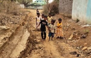 कच्ची सड़क बनी बच्चों की राह में बाधा