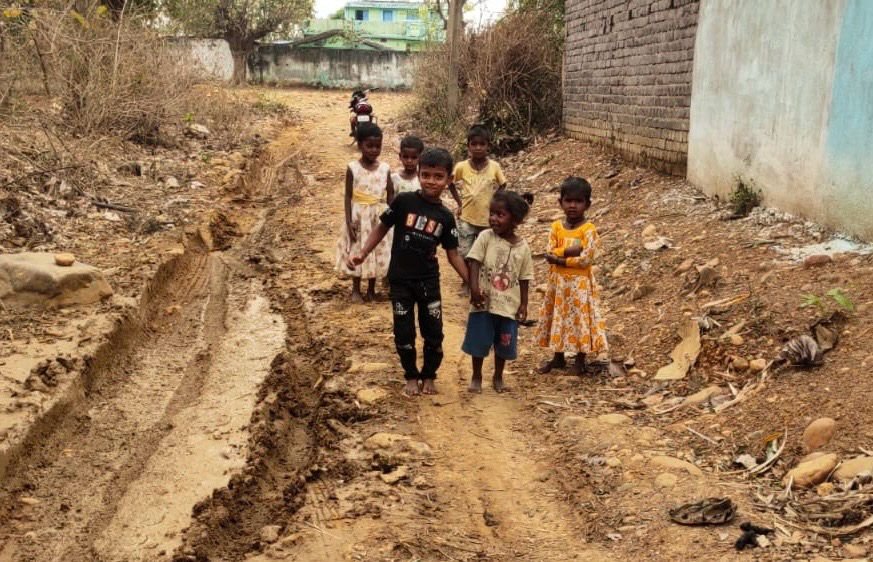 कच्ची सड़क बनी बच्चों की राह में बाधा