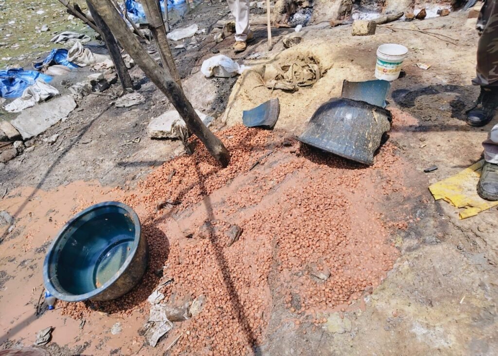 चाईबासा अवैध महुआ शराब भट्टी