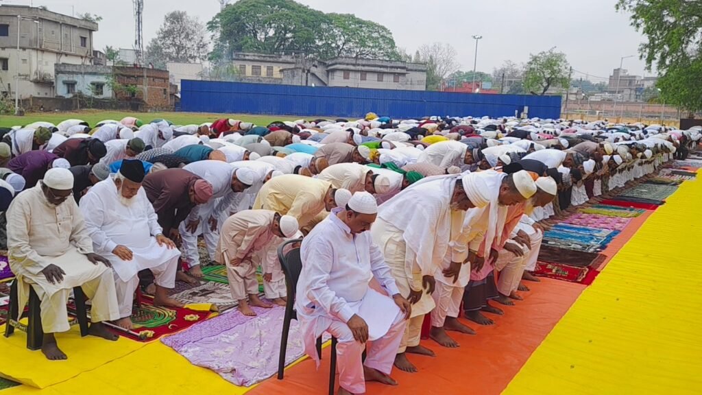 ईद की नमाज अदा करते लोग