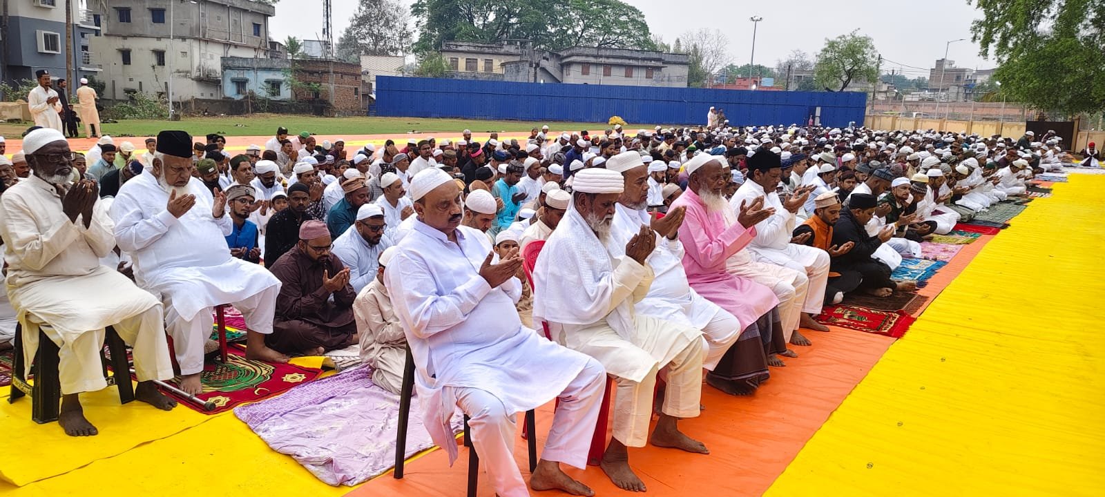 ईद की नमाज अदा करते लोग,