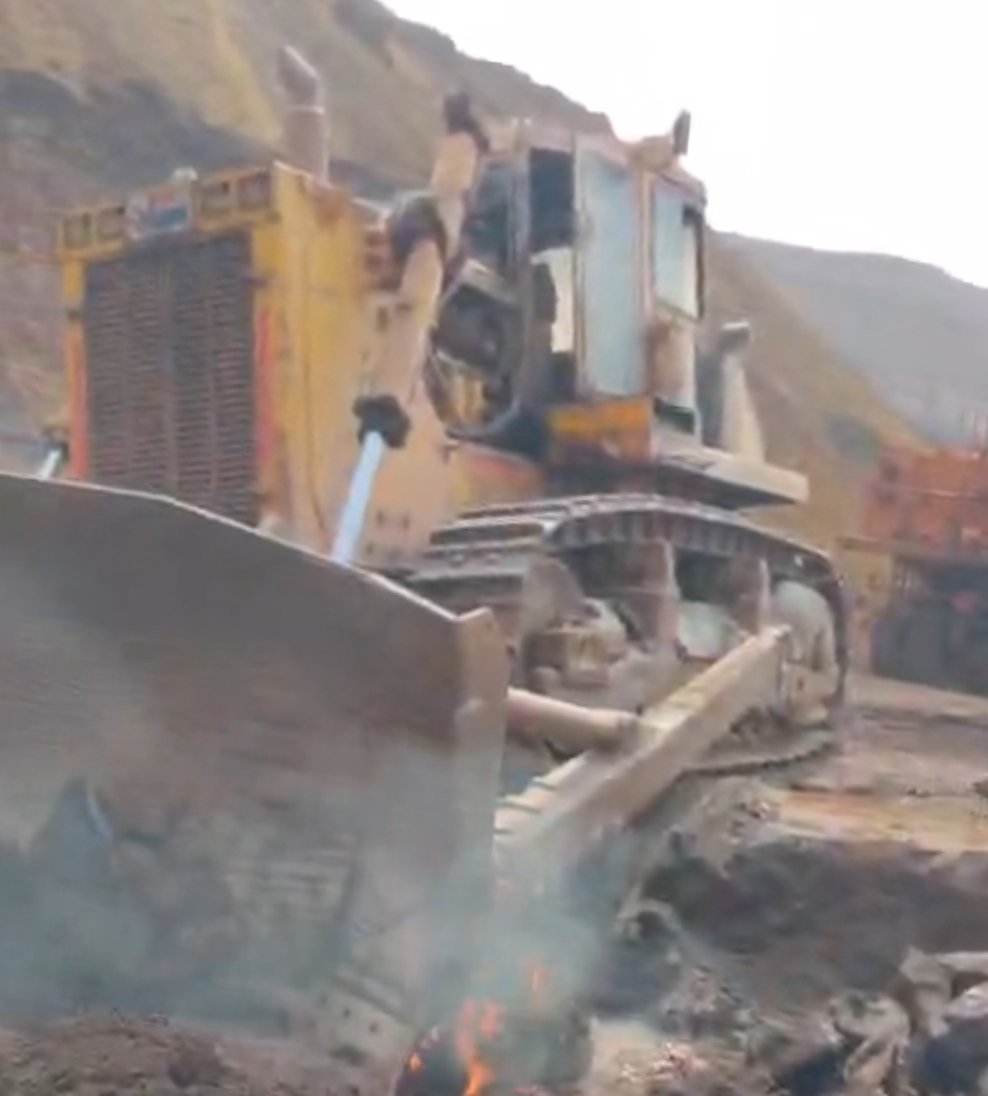 गुवा खदान डोजर में लगी आग