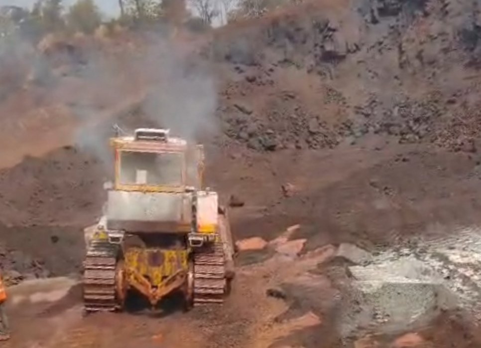 गुवा खदान डोजर में लगी आग