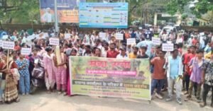 सॉलिड वेस्ट मैनेजमेंट प्लांट के विरोध में ग्रामीणों का प्रदर्शन