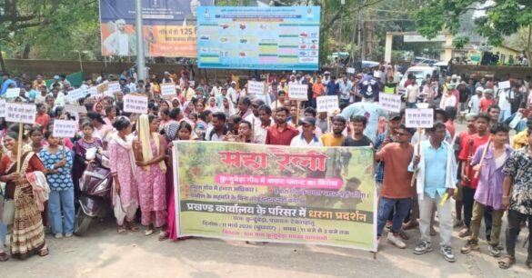 सॉलिड वेस्ट मैनेजमेंट प्लांट के विरोध में ग्रामीणों का प्रदर्शन