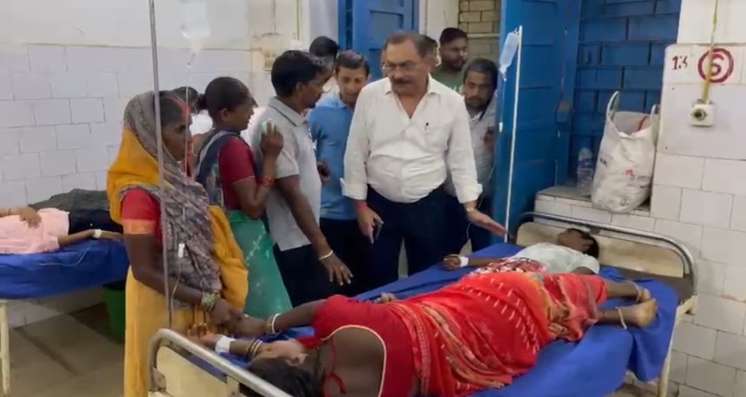 गिरिडीह में फूड पॉइजनिंग के बाद अस्पताल में भर्ती मरीज और जांच करती टीम