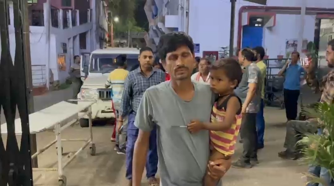 गिरिडीह में फूड पॉइजनिंग के बाद अस्पताल में भर्ती मरीज और जांच करती टीम
