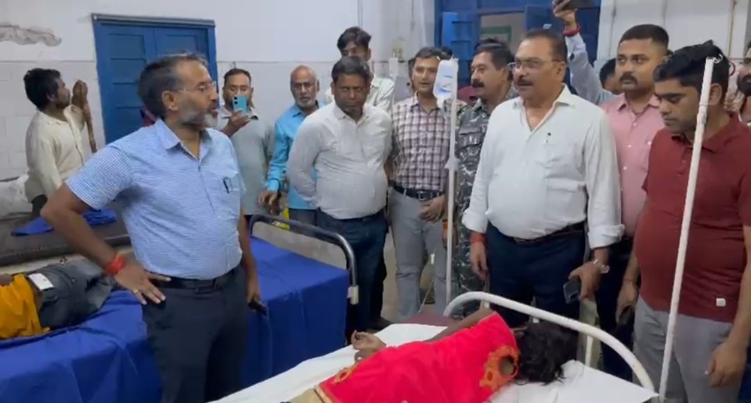 गिरिडीह में फूड पॉइजनिंग के बाद अस्पताल में भर्ती मरीज और जांच करती टीम