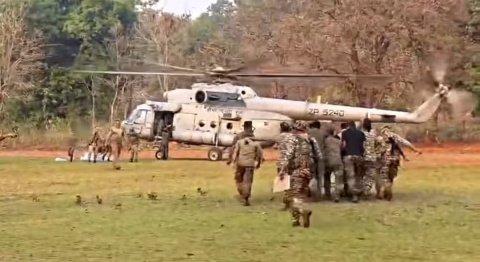 सारंडा मुठभेड़ में घायल इंस्पेक्टर सत्यप्रकाश समेत 5 जवानों को एयरलिफ्ट कर रांची ले जाते सुरक्षाबल