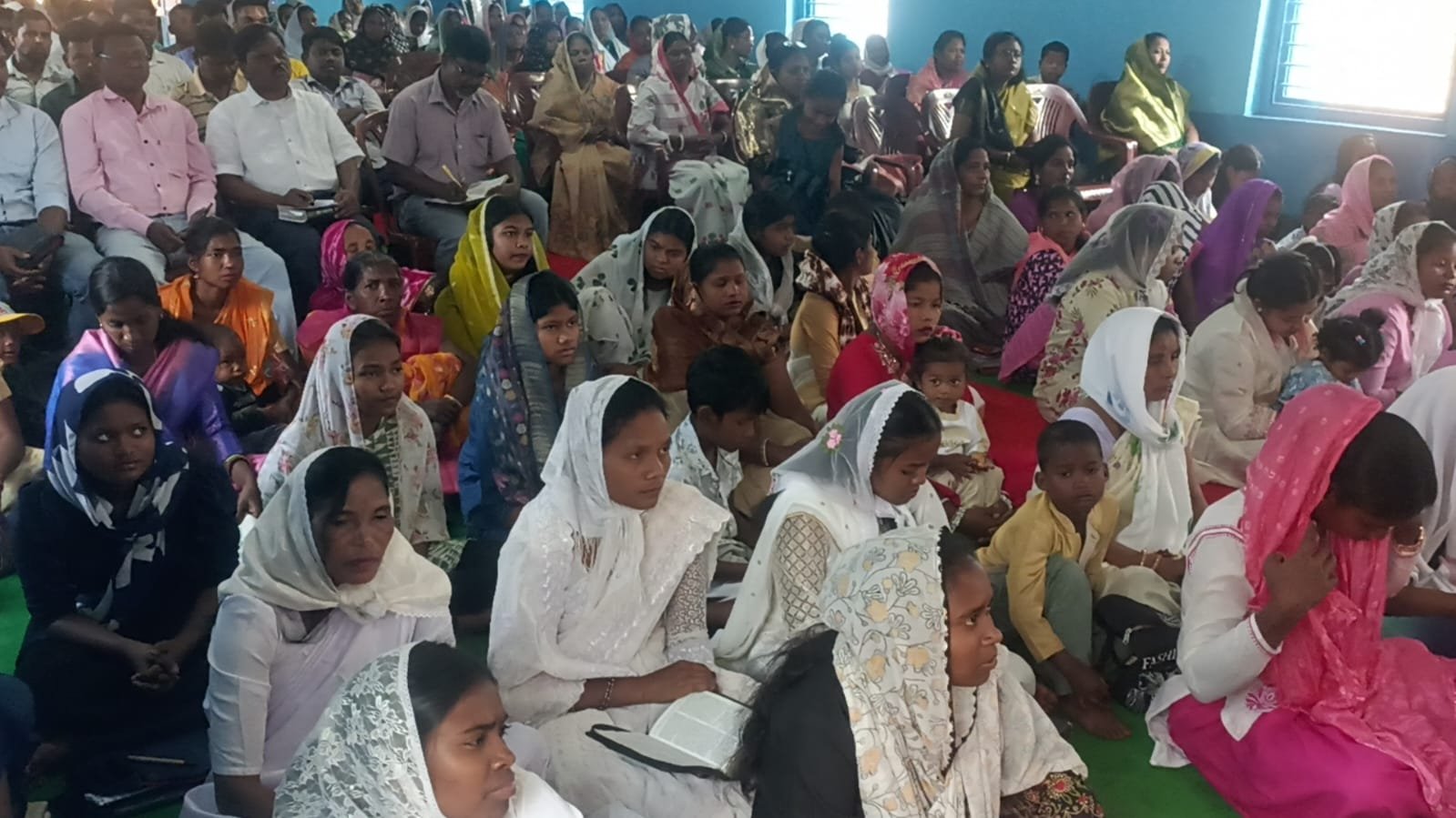 गुड फ्राइडे मनाने को लेकर गिरजाघर में जमा