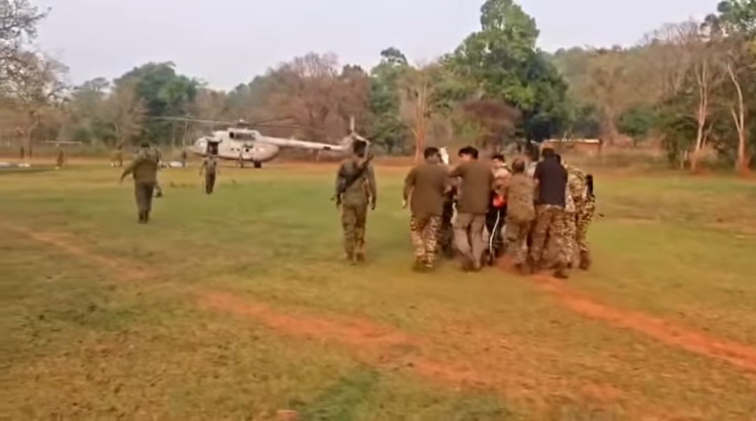 सारंडा मुठभेड़ में घायल इंस्पेक्टर सत्यप्रकाश समेत 5 जवानों को एयरलिफ्ट कर रांची ले जाते सुरक्षाबल