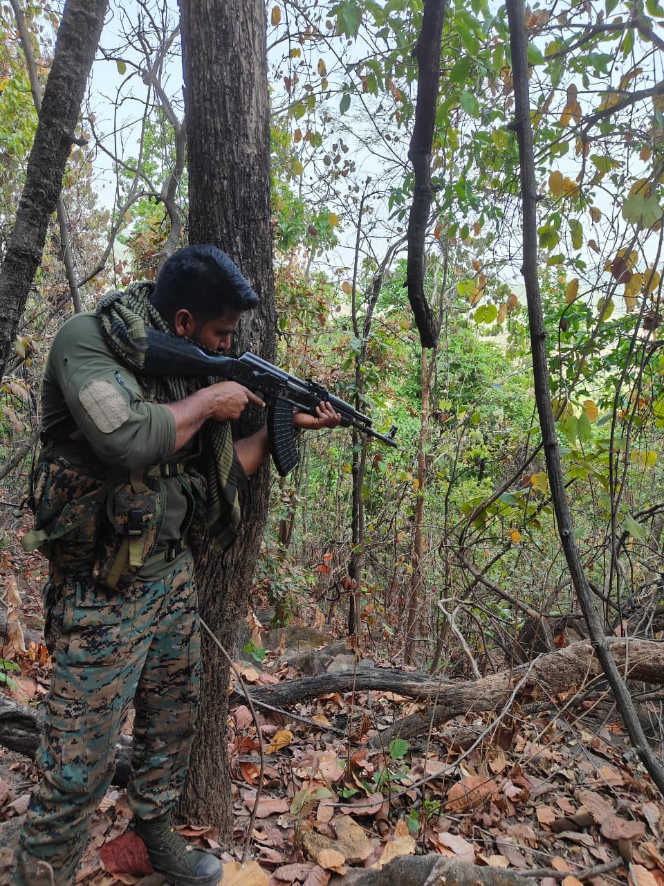 चाईबासा के रूटुगुटू जंगल में नक्सल मुठभेड़ के दौरान सुरक्षा बल