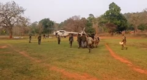 सारंडा मुठभेड़ में घायल इंस्पेक्टर सत्यप्रकाश समेत 5 जवानों को एयरलिफ्ट कर रांची ले जाते सुरक्षाबल