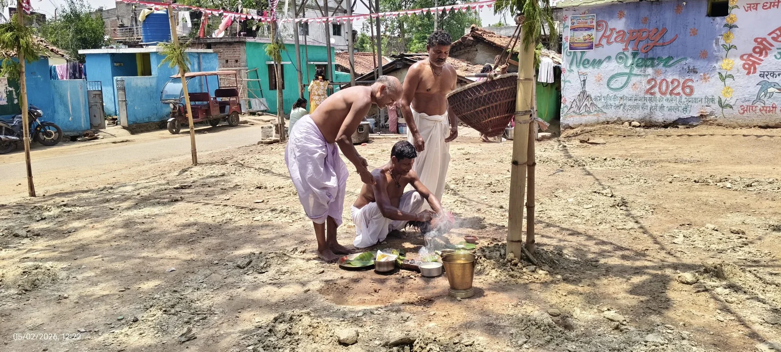 चाईबासा में जेष्ठ जतरा महापर्व के दौरान पारंपरिक नृत्य करते उरांव समाज के लोग