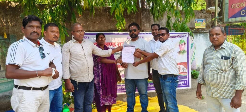 चाईबासा में मनरेगा कर्मियों की अनिश्चितकालीन हड़ताल