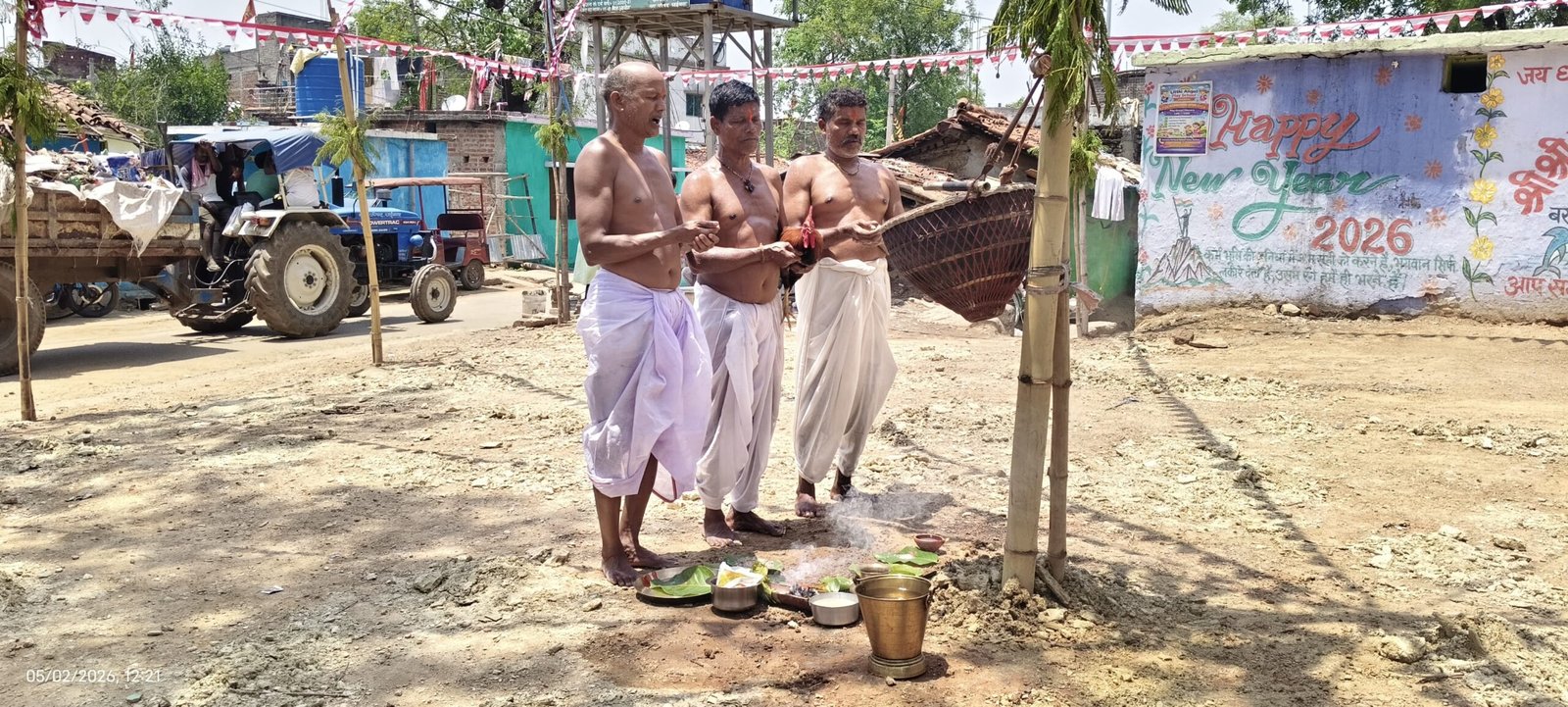 चाईबासा में जेष्ठ जतरा महापर्व के दौरान पारंपरिक नृत्य करते उरांव समाज के लोग