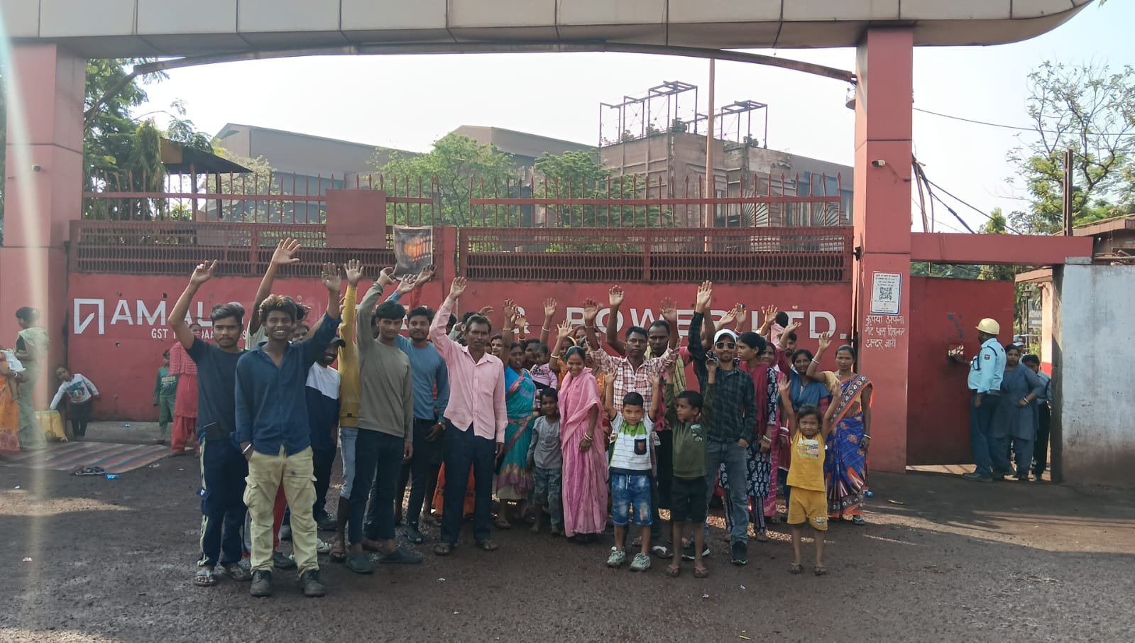 विस्थापित परिवारों ने अमलगम कंपनी गेट किया जाम