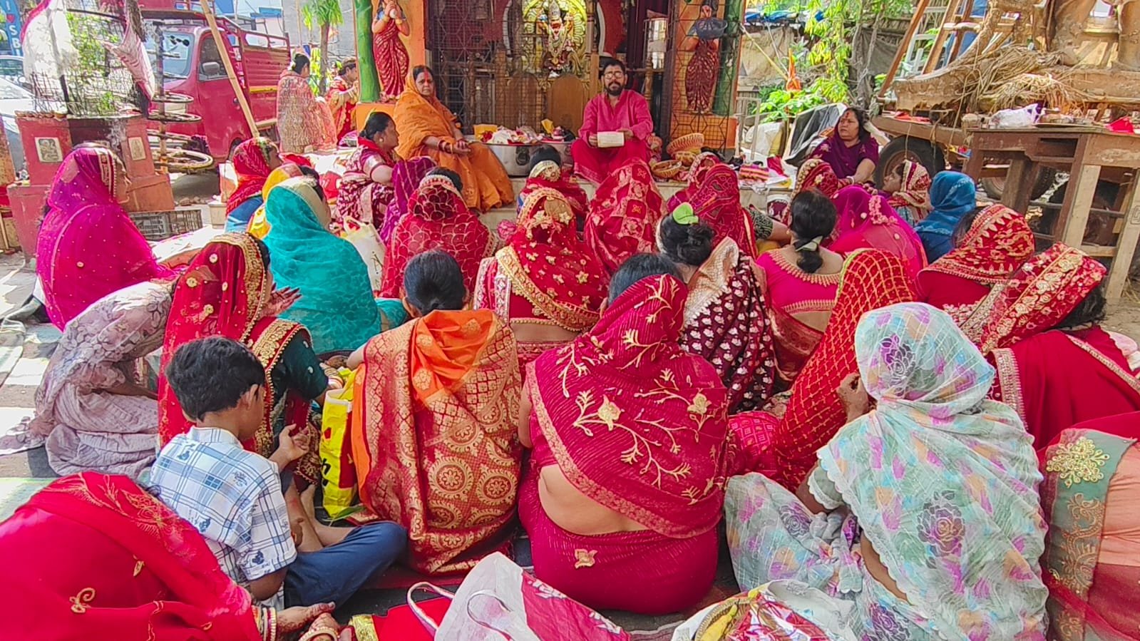 वट सावित्री व्रत कथा सुनती महिलाएं