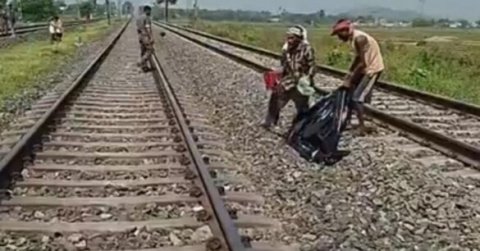 रेलवे लाइन से शव उठाते लोग