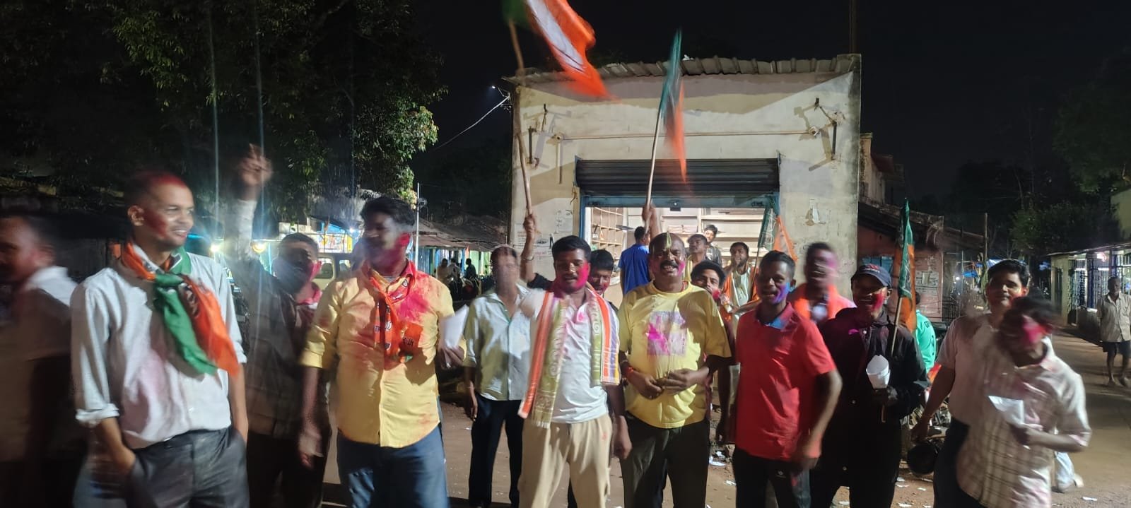 भाजपा की जीत पर डंगोआपोसी में जश्न