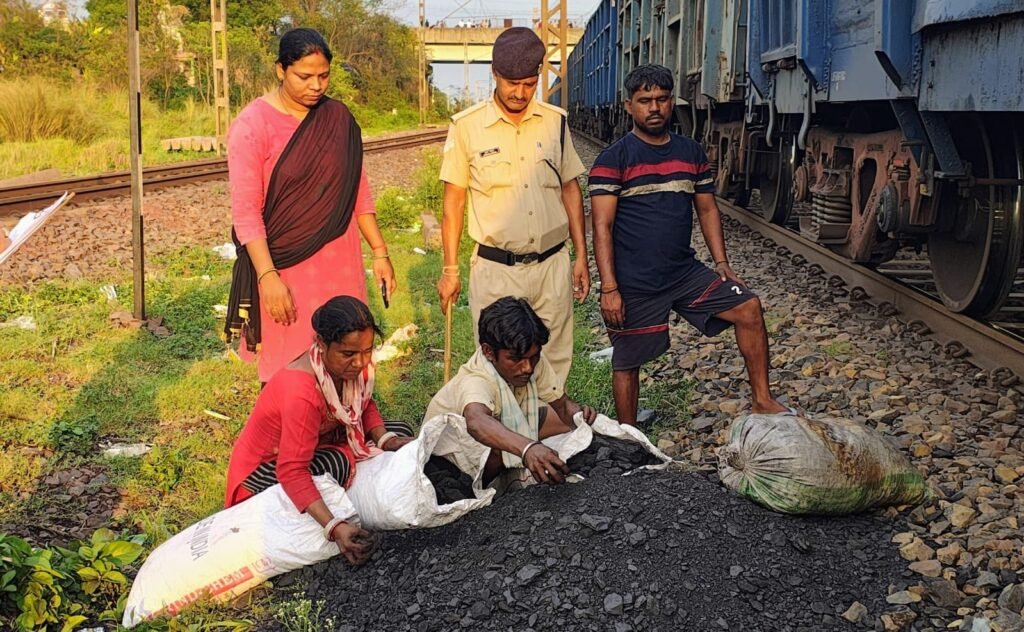 आदित्यपुर विद्युत नगर में RPF ने कोयला तस्करी गिरोह