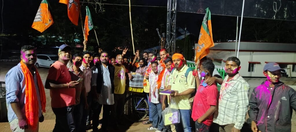 भाजपा की जीत पर डंगोआपोसी में जश्न