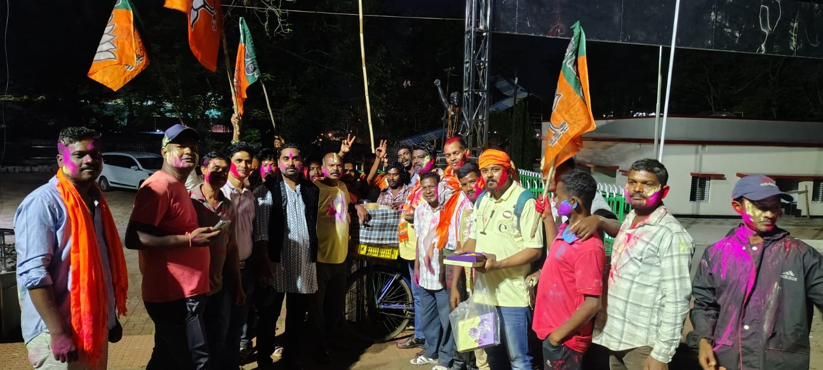 भाजपा की जीत पर डंगोआपोसी में जश्न
