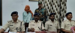 जगन्नाथपुर हत्या मामले में गिरफ्तार आरोपी फंटुस लागुरी के साथ पुलिस टीम