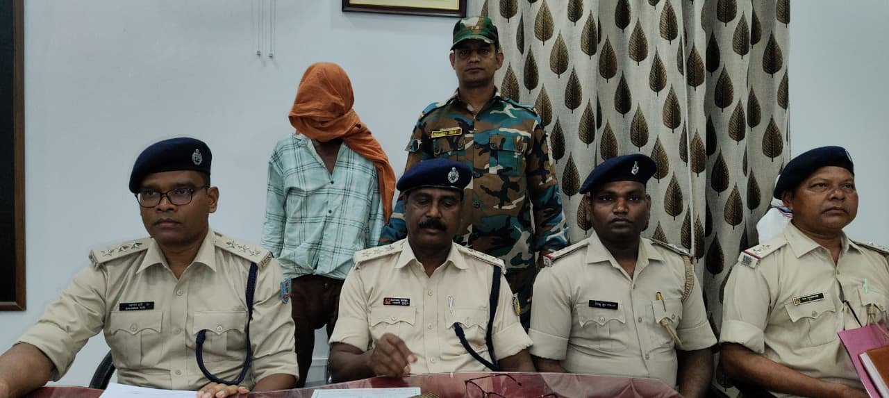 जगन्नाथपुर हत्या मामले में गिरफ्तार आरोपी फंटुस लागुरी के साथ पुलिस टीम
