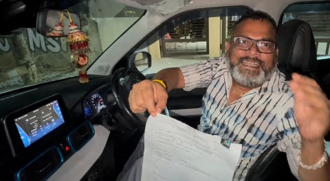 चालान दिखाता युवक
