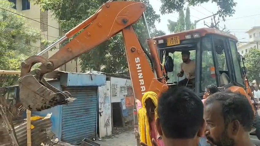 आदित्यपुर में अतिक्रमण हटाओ अभियान