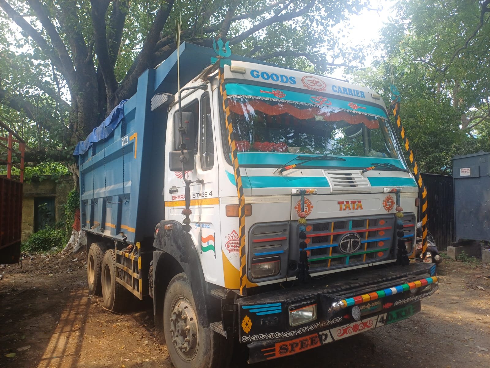 अवैध बालू जब्त, बिना नंबर प्लेट हाइवा