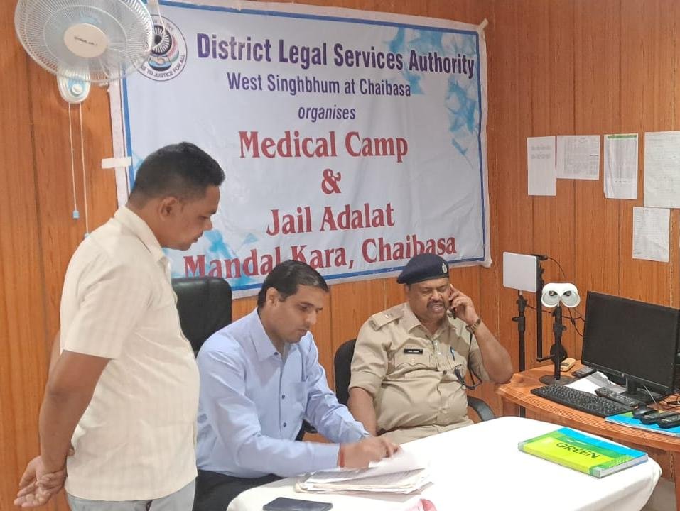 चाईबासा मंडल कारा में आयोजित जेल अदालत एवं स्वास्थ्य जांच शिविर में उपस्थित अधिकारी और बंदी