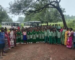 सारंडा के करमपदा में स्कूल बस रोककर प्रदर्शन करते ग्रामीण, अभिभावक और स्कूली बच्चे।