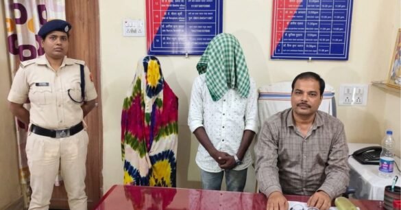 मनोहरपुर रेलवे स्टेशन पर घर से भाग रहे नाबालिग प्रेमी युगल को सुरक्षित हिरासत में लेती आरपीएफ टीम।