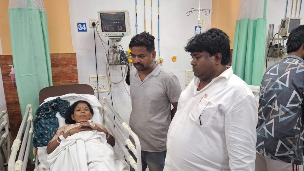झामुमो नेता गणेश महाली ने TMH अस्पताल पहुँचकर ग्लोरिया इंजीनियरिंग के घायल मजदूरों का जाना हाल