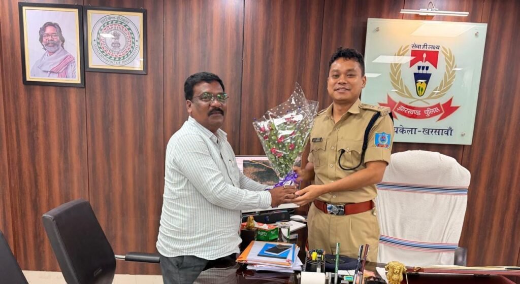 आदित्यपुर मेयर संजय सरदार ने नवनियुक्त एसपी मनोज स्वर्गयारी से की मुलाकात