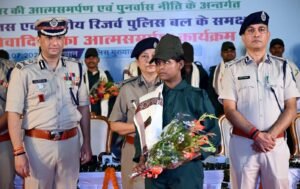 ऑपरेशन नवजीवन-II: 16 नक्सलियों ने छोड़ी बंदूक, मुख्यधारा में लौटे