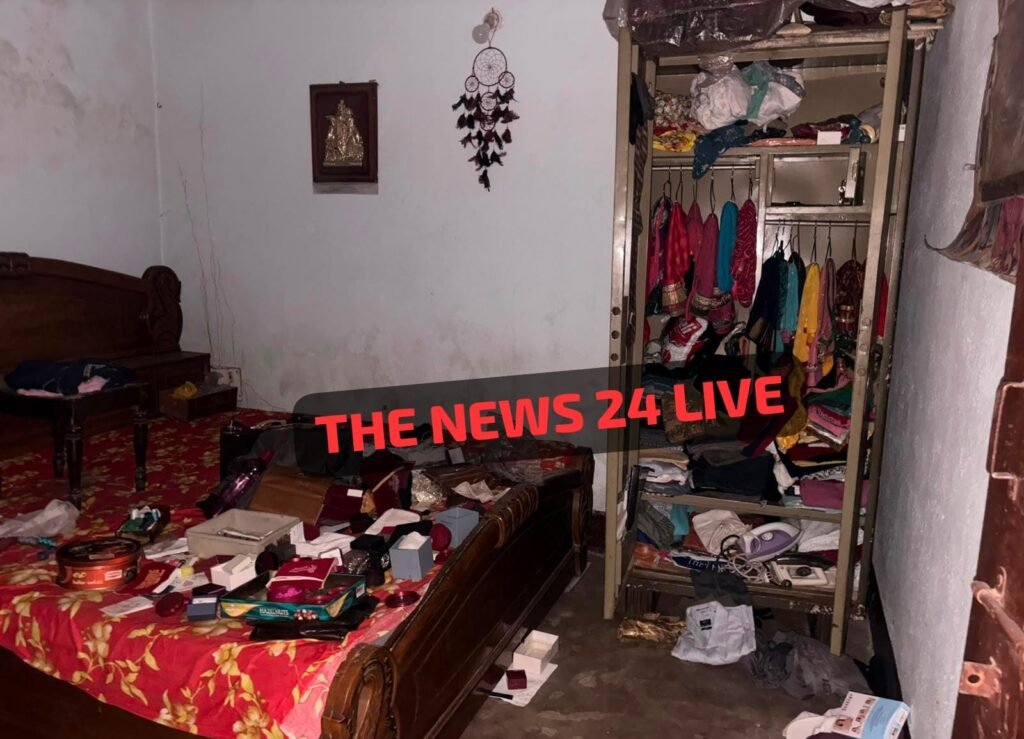 आदित्यपुर चोरों ने करीब 3.50 लाख के जेवरात और 70 हजार रुपये कैश उड़ा लिए