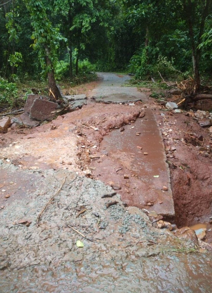 हतनाबुरु के पास बारिश से क्षतिग्रस्त ग्रामीण सड़क