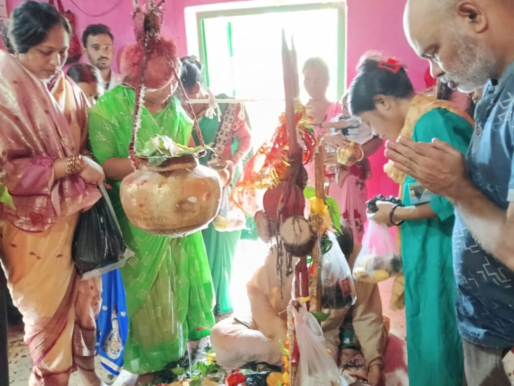 सावन की दूसरी सोमवारी पर शिवालय में जलाभिषेक करते श्रद्धालु