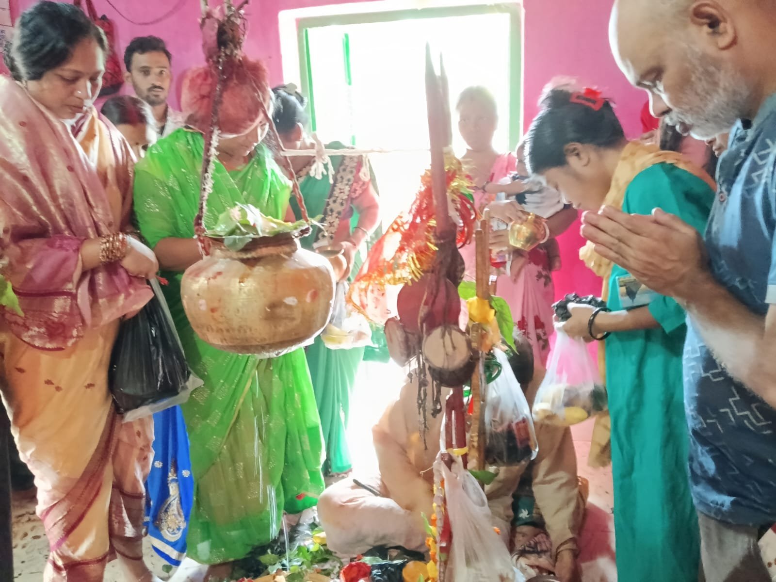 सावन की दूसरी सोमवारी पर शिवालय में जलाभिषेक करते श्रद्धालु